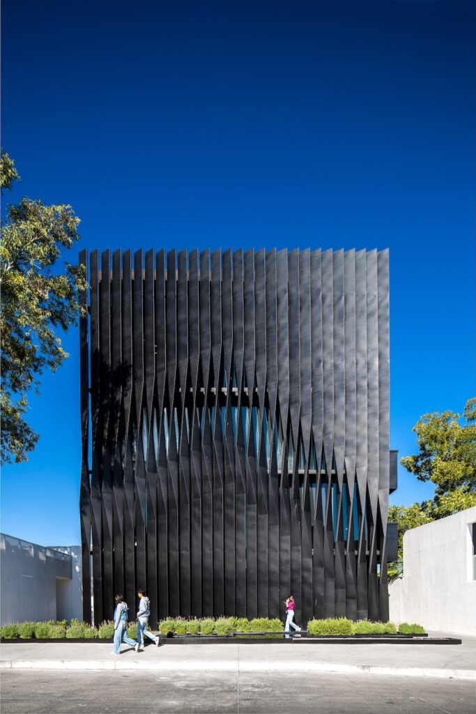 Torre Negra - 02 - Jonathan Corral Arquitectos