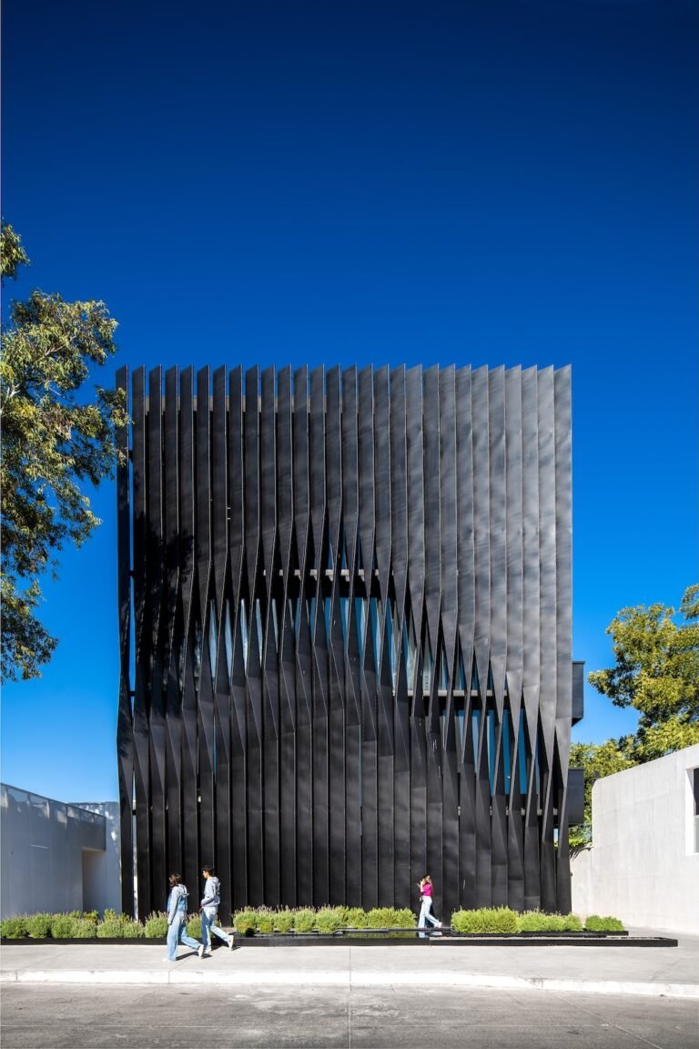 Torre Negra - 02 - Jonathan Corral Arquitectos